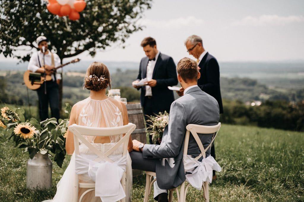 Vater und Bruder des Bräutigams halten eine freie Trauung unter freiem Himmel