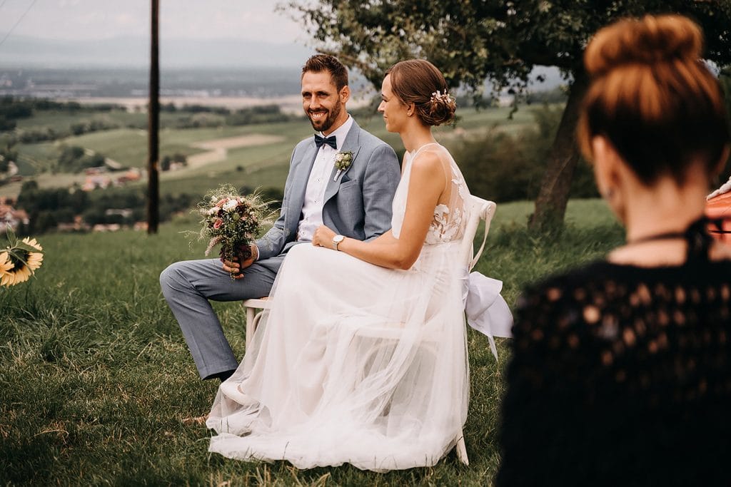 Mareike und Matthias während ihrer freie Trauung in den Reben von Mauchen
